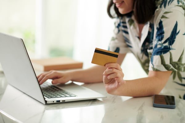 hand-of-young-woman-holding-credit-card-and-pressi-2023-11-27-04-55-01-utc