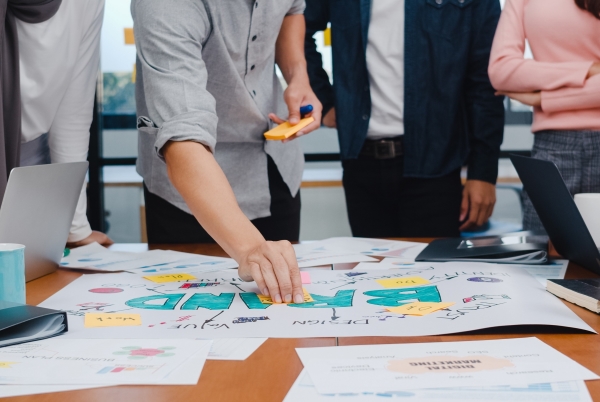 happy-young-asian-businessmen-businesswomen-meeting-brainstorming-ideas-about-new-paperwork-projecthappy-young-asian-businessmen-businesswomen-meeting-brainstorming-ideas-about-new-paperwork-project