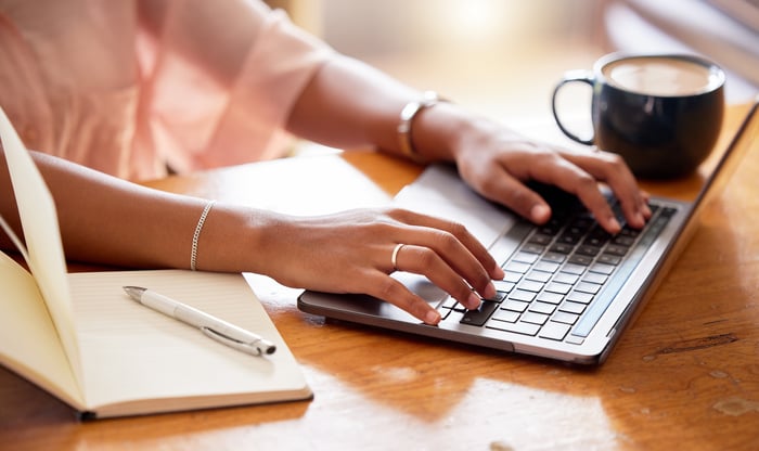 What are the benefits of guest posting for e-commerce businesses?