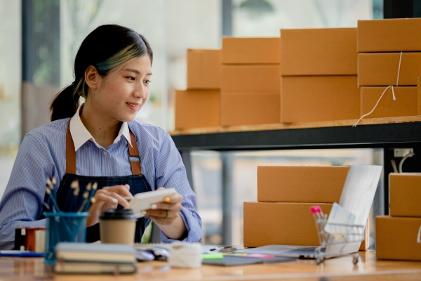 beautiful-asian-business-owner-opens-online-store-she-is-checking-orders-from-customers-sending-goods-through-courier-company-concept-woman-opening-online-business 