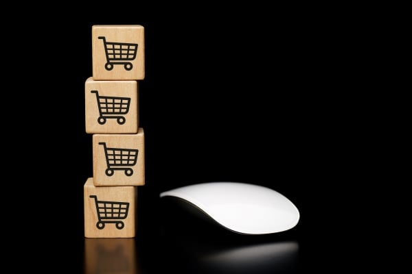 white-mouse-with-wooden-cube-shopping-cart-icon-online-shopping-dark-background