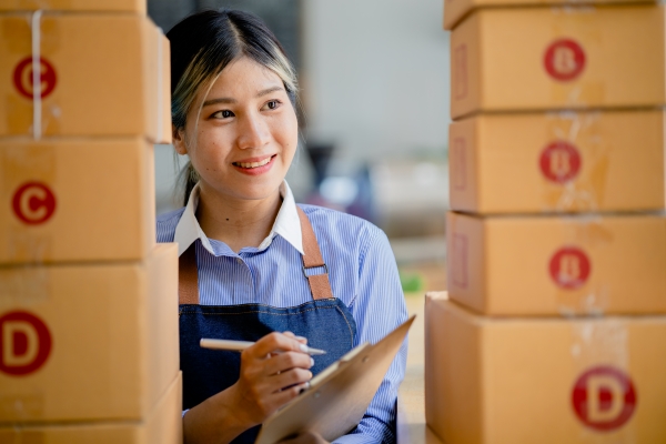 beautiful-asian-business-owner-opens-online-store-she-is-checking-orders-from-customers-sending-goods-through-courier-company-concept-woman-opening-online-business